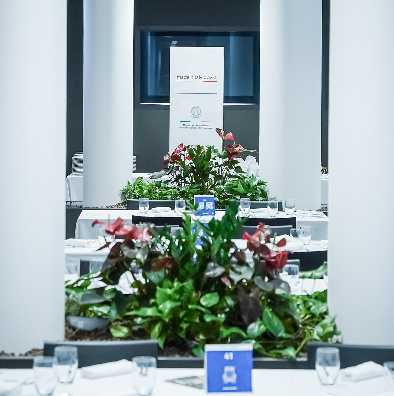 Tables dressées de l’espace d’hospitalité de la Fédération Italienne de Rugby