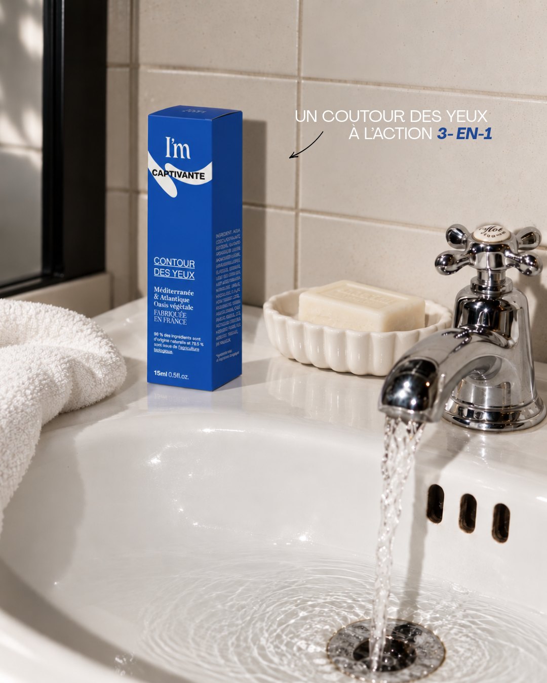 Étui bleu I'm Captivante en salle de bain – visuel social media