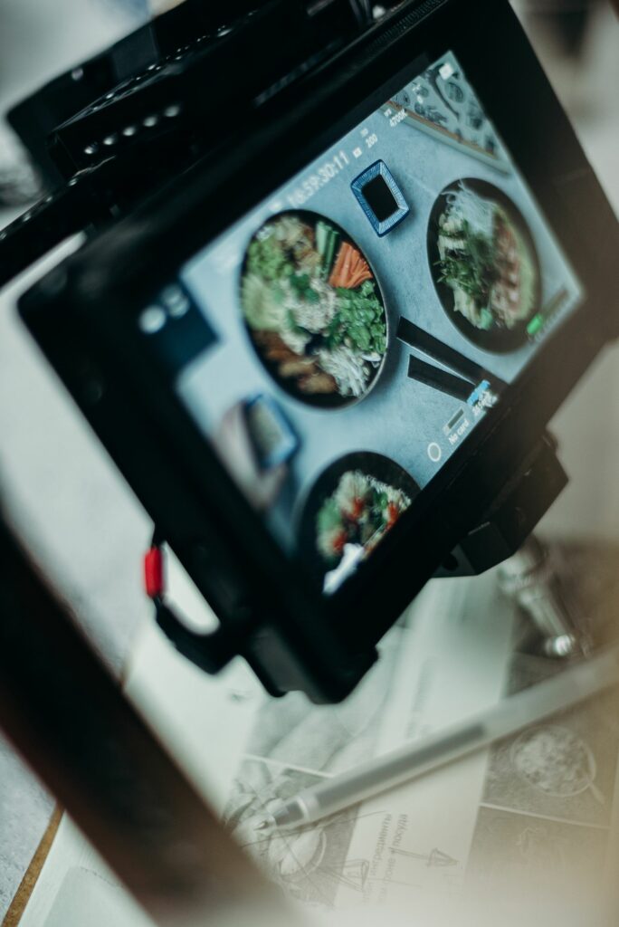 Écran de caméra pendant le shooting d’une table dressée