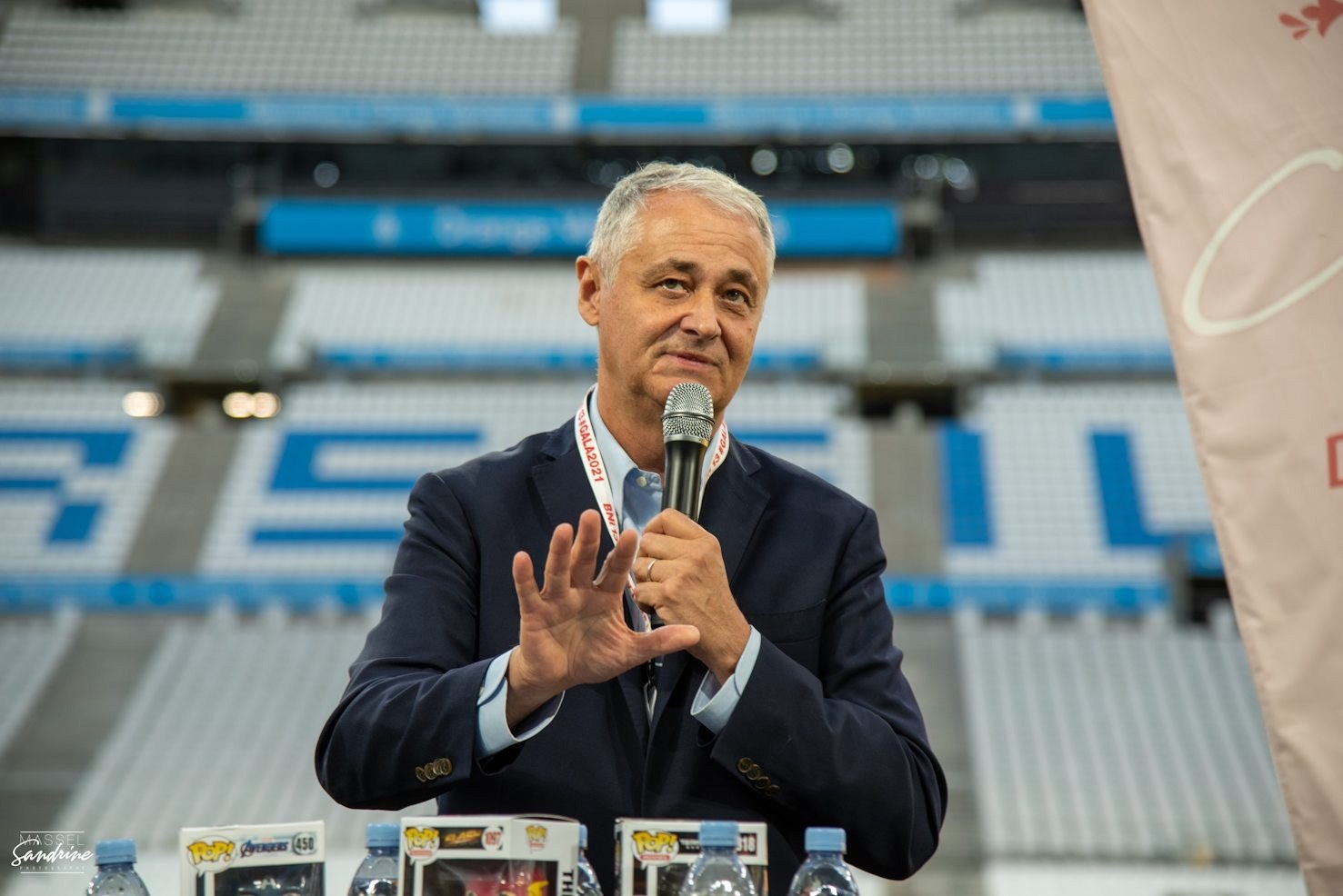 Conférencier au micro au stade Vélodrome – Premium Communication