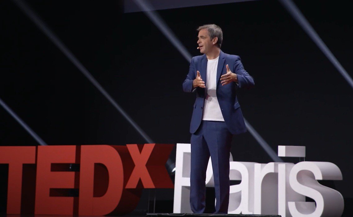 Conférencier sur la scène de TEDx Paris – Premium Communication