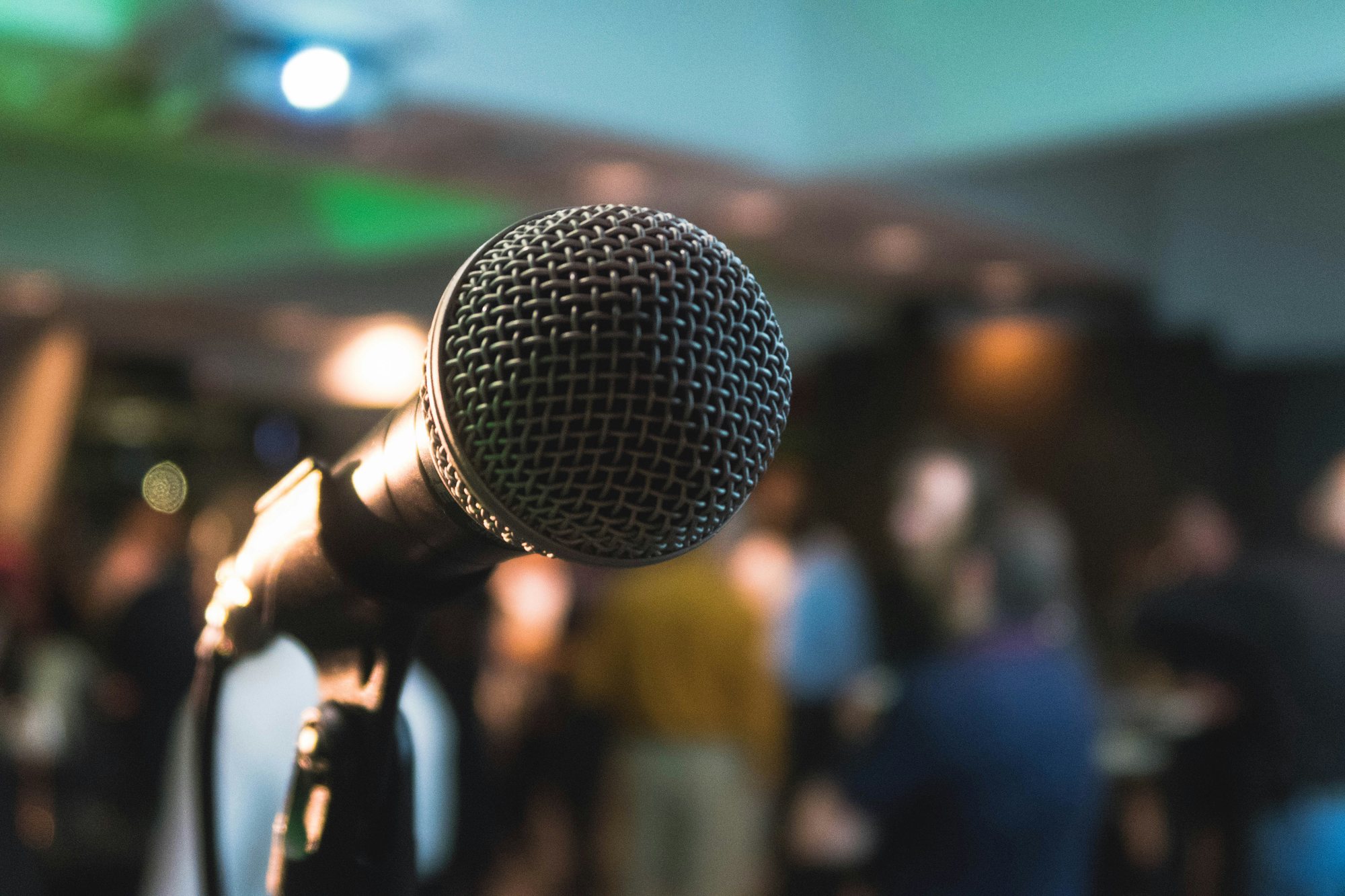 Micro sur scène avant une conférence