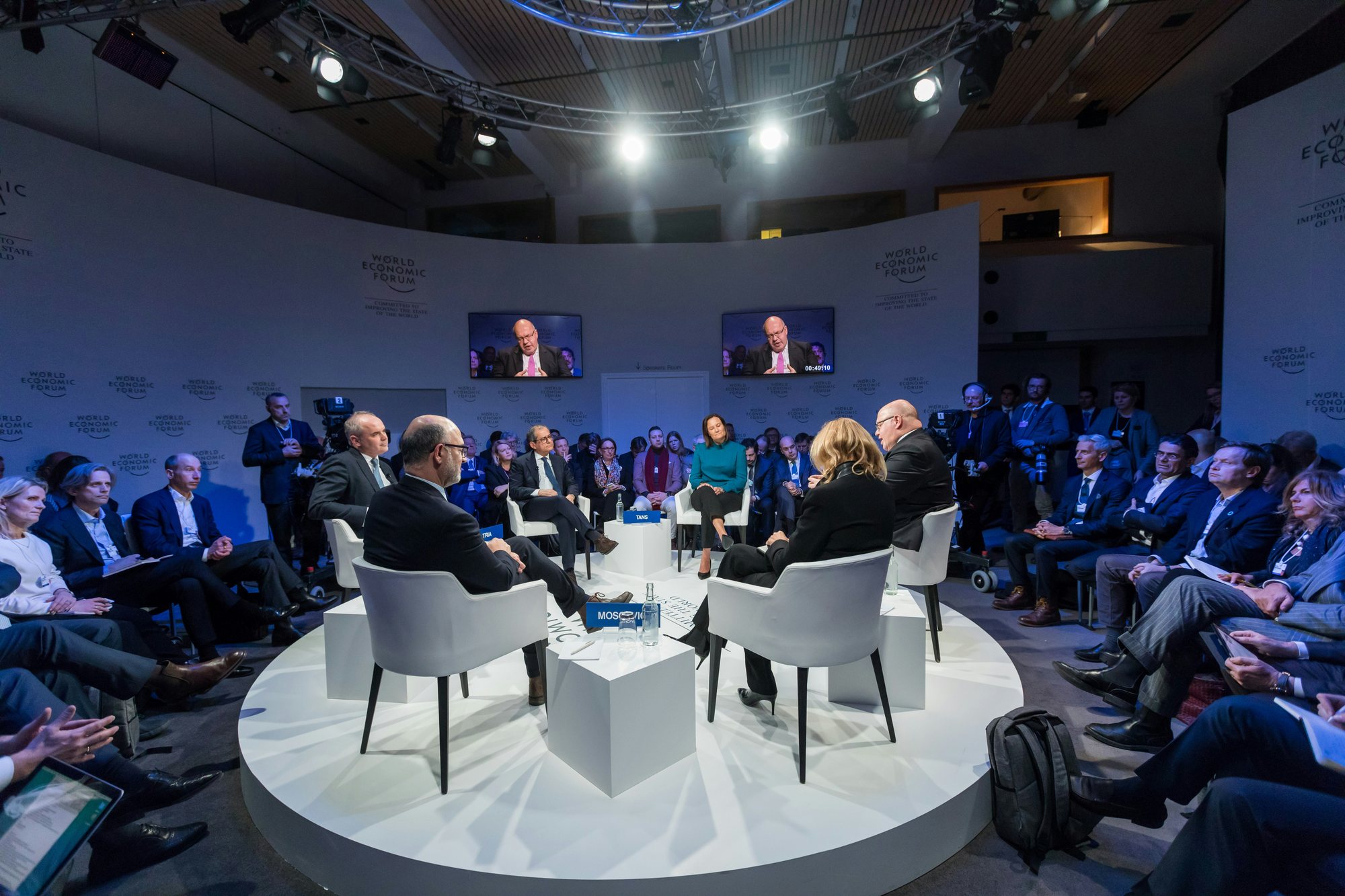 Table ronde de dirigeants face au public lors d’un forum